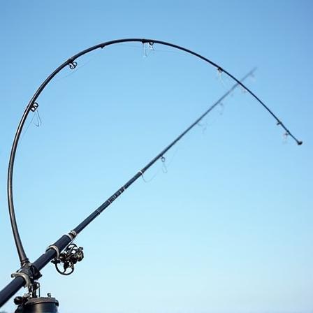 Canna da surfcasting durante il test di flessione